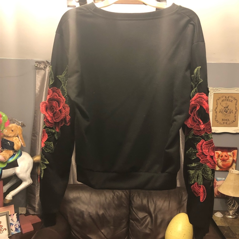 Cute 3d black rose sweater